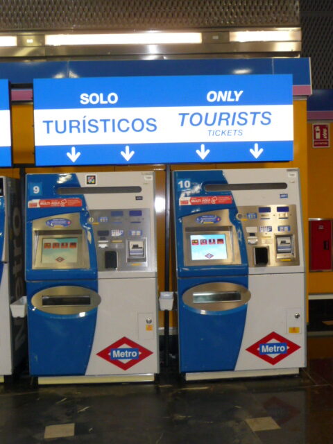 Máquinas expendedoras de billete turístico en el aeropuerto